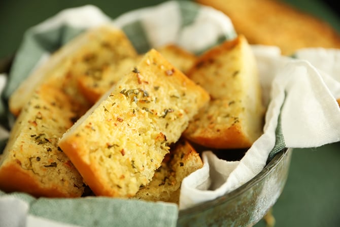Perfect Garlic Bread: Master Soft Crumb & Potent Garlic Butter
